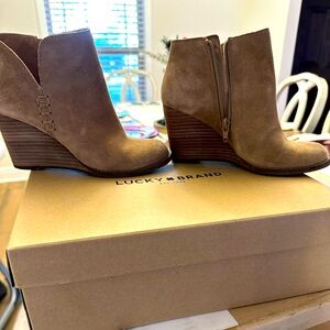 Women’s lucky brand suede wedge bootie size 5 1/2
